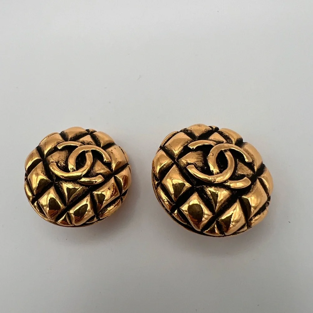 CHANEL Vintage Quilted CC Matelasse Logo Earrings - Picture 4 of 10
